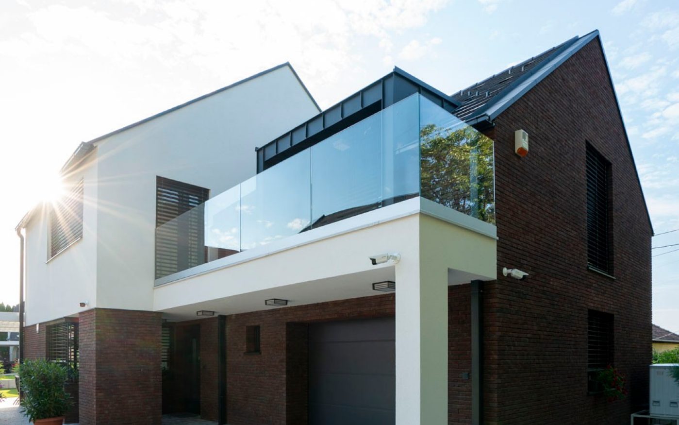 Tondach Planoton 10 crijep na modernoj katnici s fasadom od opeke i staklenom terasom