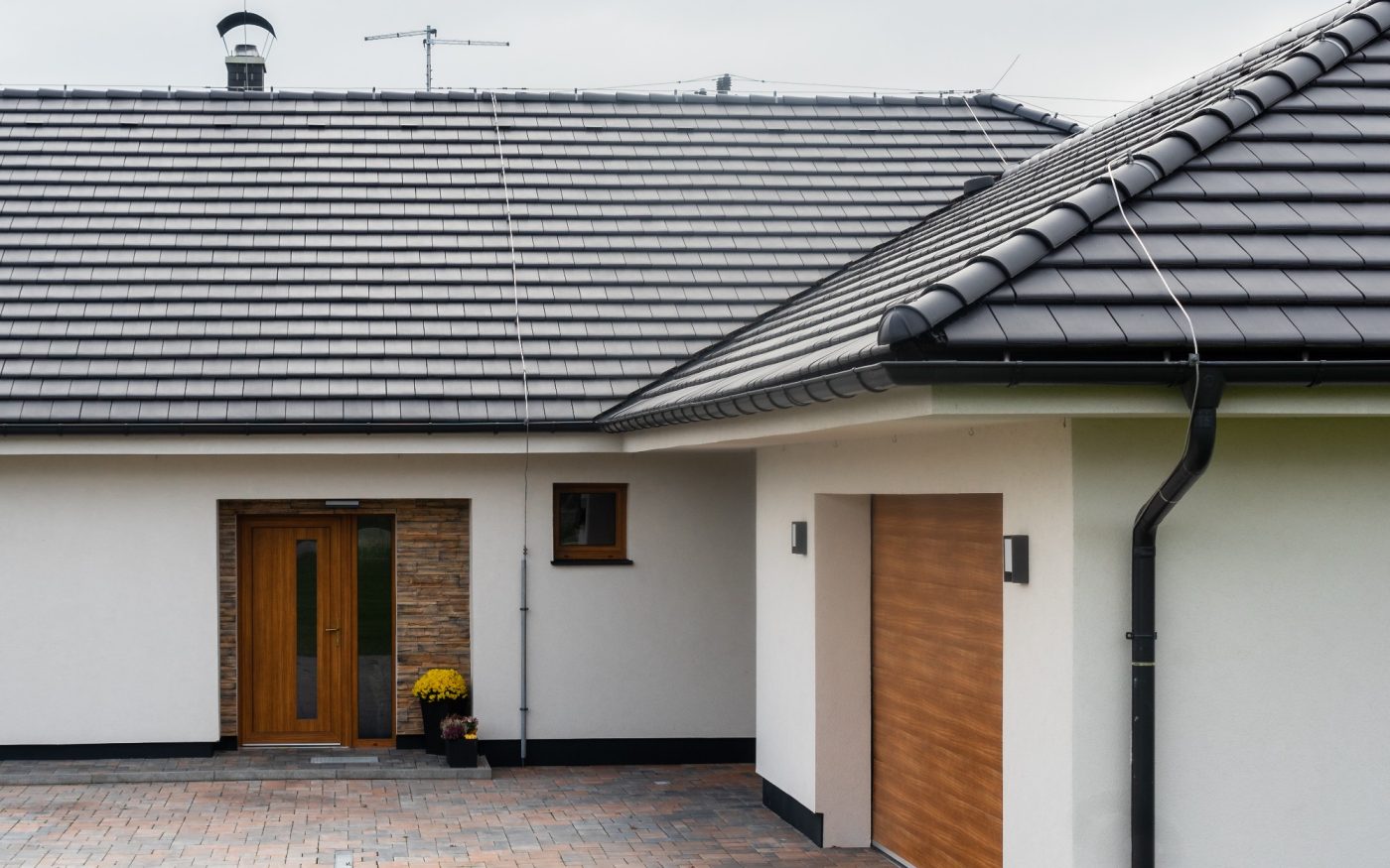 Tondach Planoton 10 crijep u antracit boji na prizemnoj obiteljskoj kući s drvenim ulaznim vratima