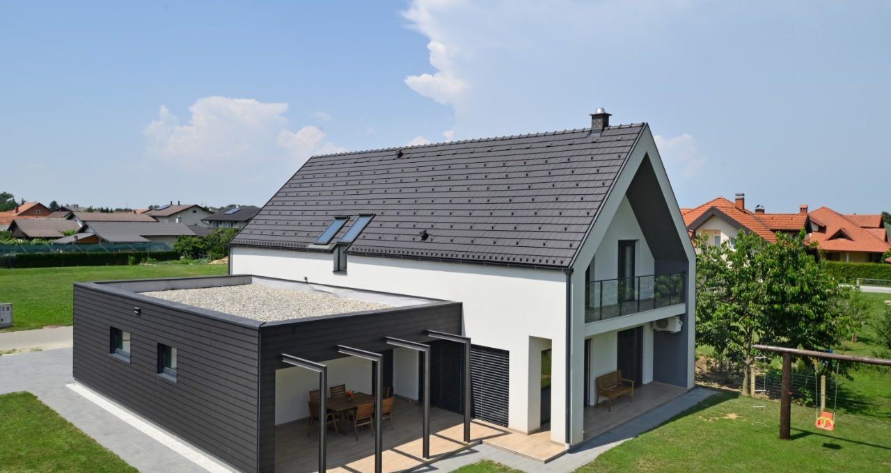 Moderna obiteljska kuća s Tondach Planoton 18 crijepom u antracit boji
