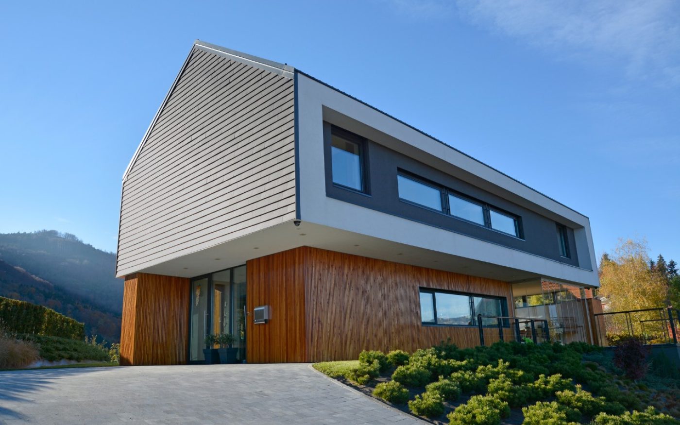 Moderan objekt s Tondach Planoton 18 crijepom u sivoj boji - detalj fasade i krova