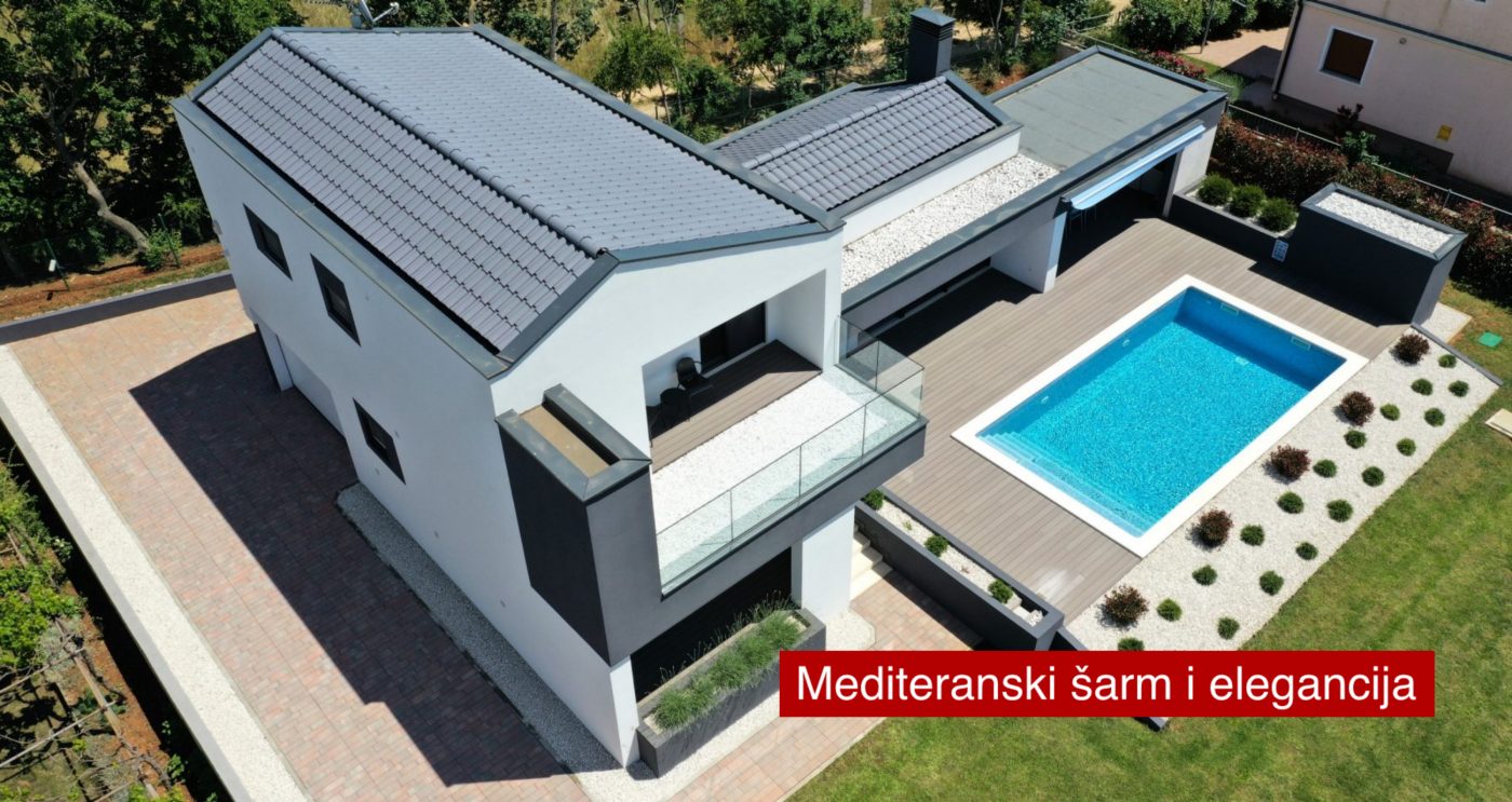 Mediteranska vila s Tondach Veneton 11 bijelim crijepom na kosom krovu i bazenom u okućnici