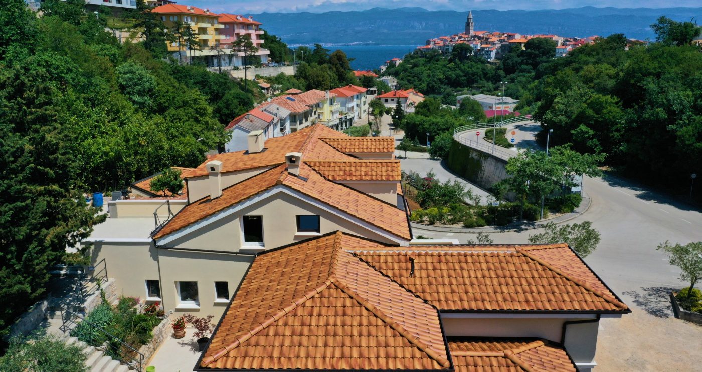 Tondach Veneton 11 Venera valoviti glineni crijep - detalj površine u terakota boji