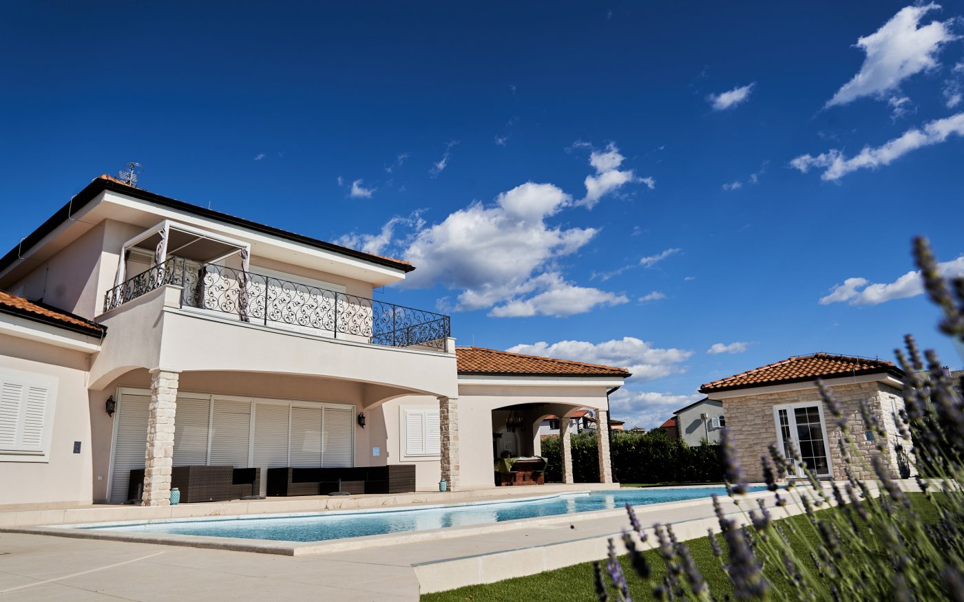 Vila Jordanov Bužinija s Tondach Veneton 14 mediteranskim crijepom - pročelje objekta s bazenom i lavandom