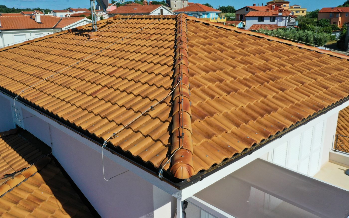 Tondach Veneton 14 crijep - detalj valovitog mediteranskog crijepa u boji terakote na kosom krovu