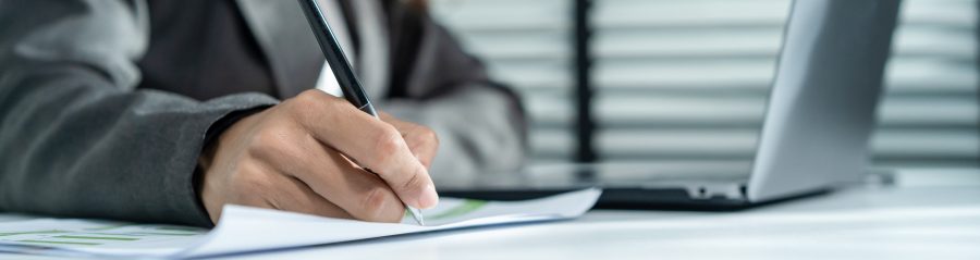 Žena na radu u uredu - wienerberger