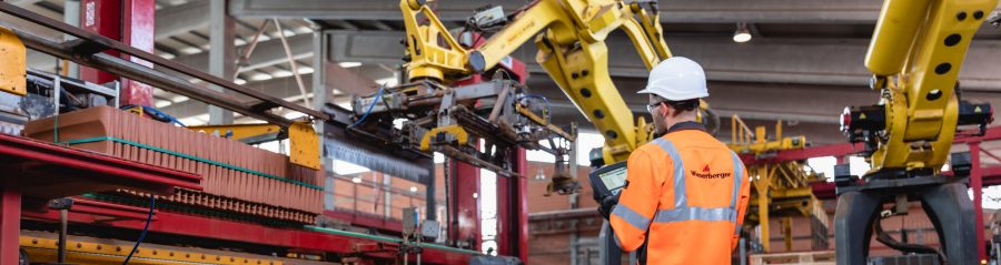 Zaposlenik u proizvodnji pregledava strojeve