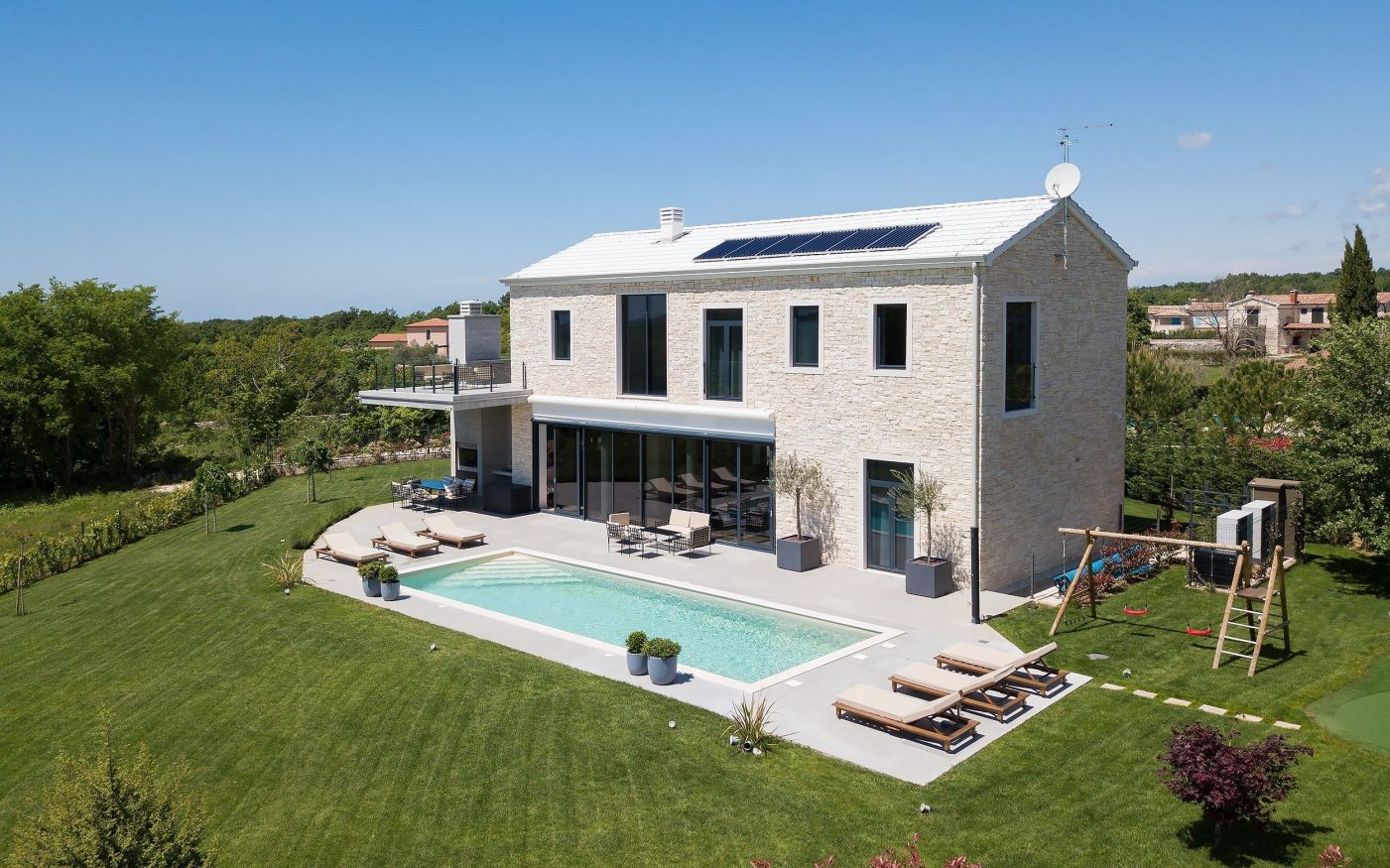 Vila Valens Residence s modernim Saturn crijepom