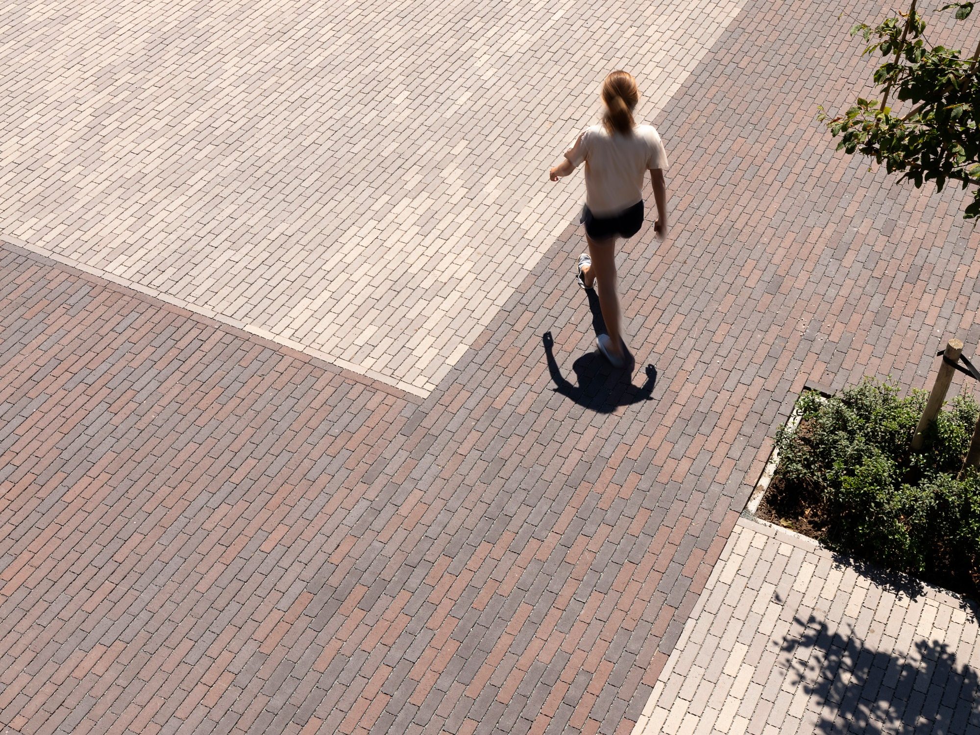 Apotheek Debruyne-Desrumaux, Apothekenvorplatz, Parkplatz, Freiflächen, Platzgestaltung, Aquata, Pflasterklinker, wasserdurchlässig, versickerungsfähig, Läuferverband, Landschaftsgestaltung, Brügge, Belgien, Watelle tuinen & landschappen, Oedelem