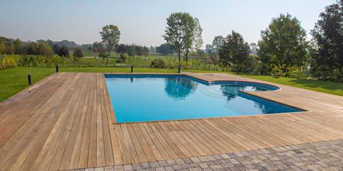 Semmelrock opločnici uz vanjski bazen s drvenom terasom - uređenje okoliša obiteljske kuće s pogledom na vinograde