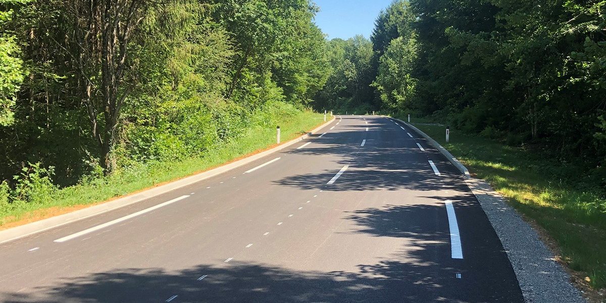 Semmelrock betonski rubnjaci uz rub asfaltne ceste - infrastrukturni proizvodi za uređenje prometnih površina