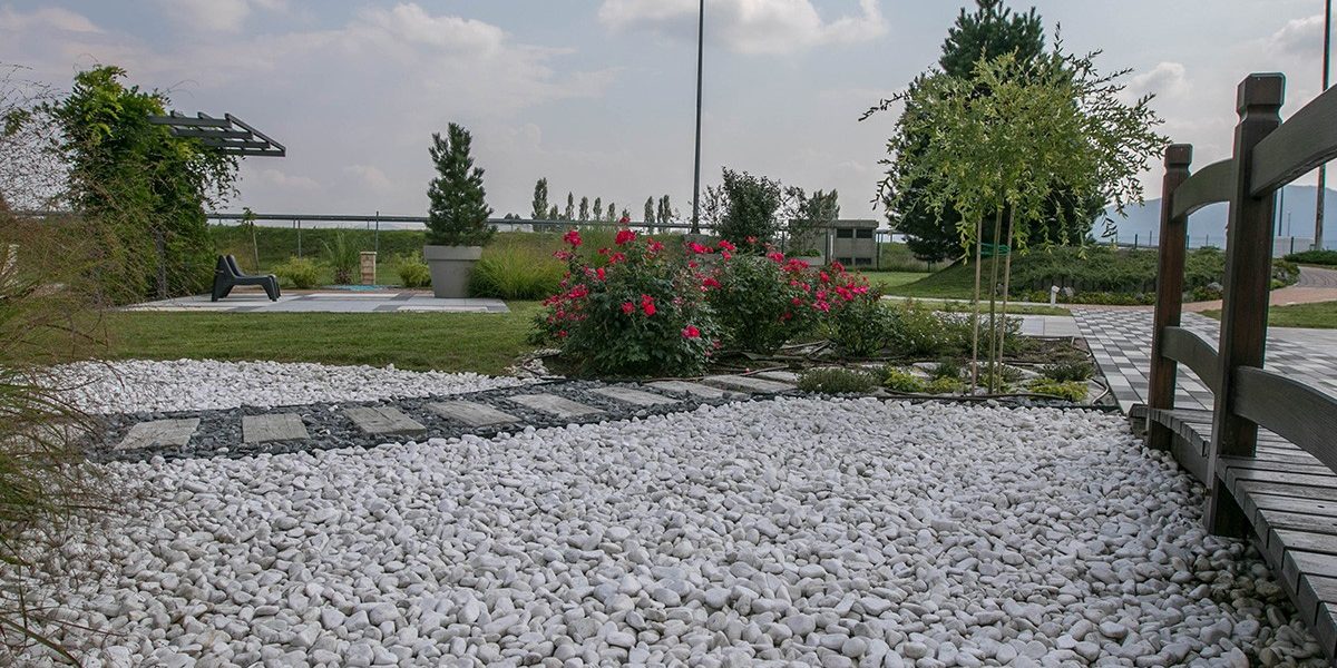 Uređeni vrtni prostor s bijelim dekorativnim Semmelrock oblutcima