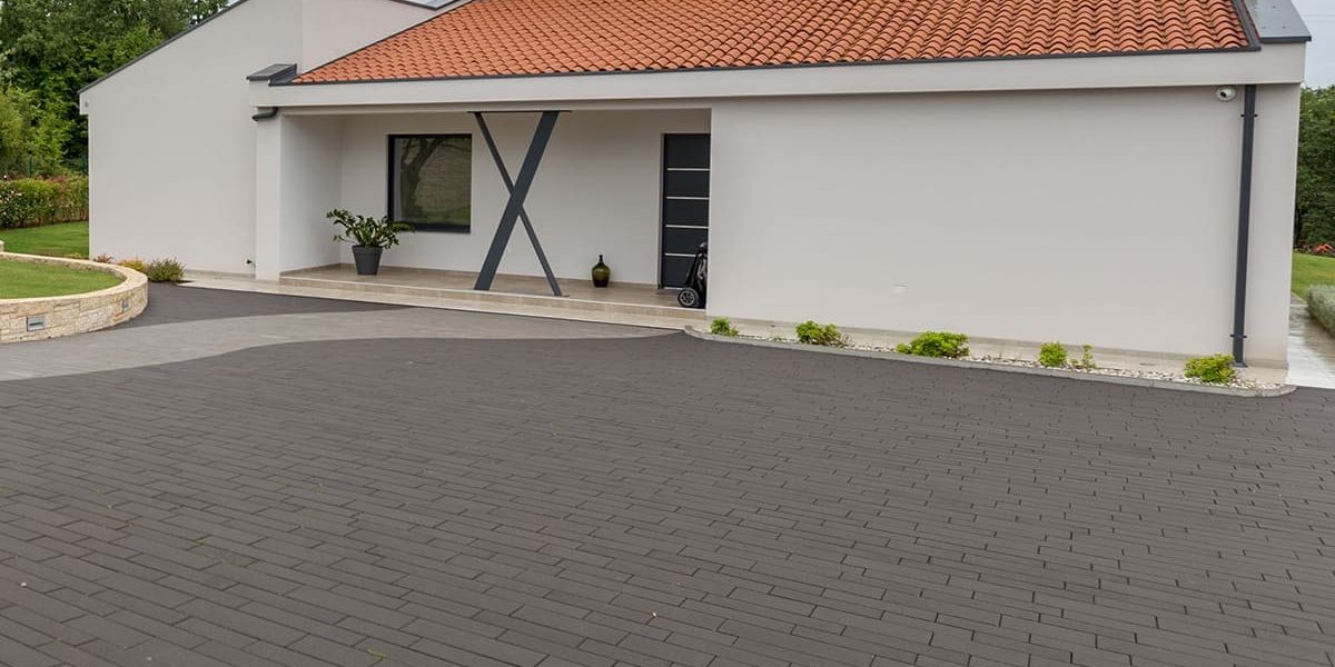 Semmelrock Asti kombinirana forma bazalt siva opločnici položeni na vanjskoj površini - dinamičan uzorak slaganja u sivim tonovima