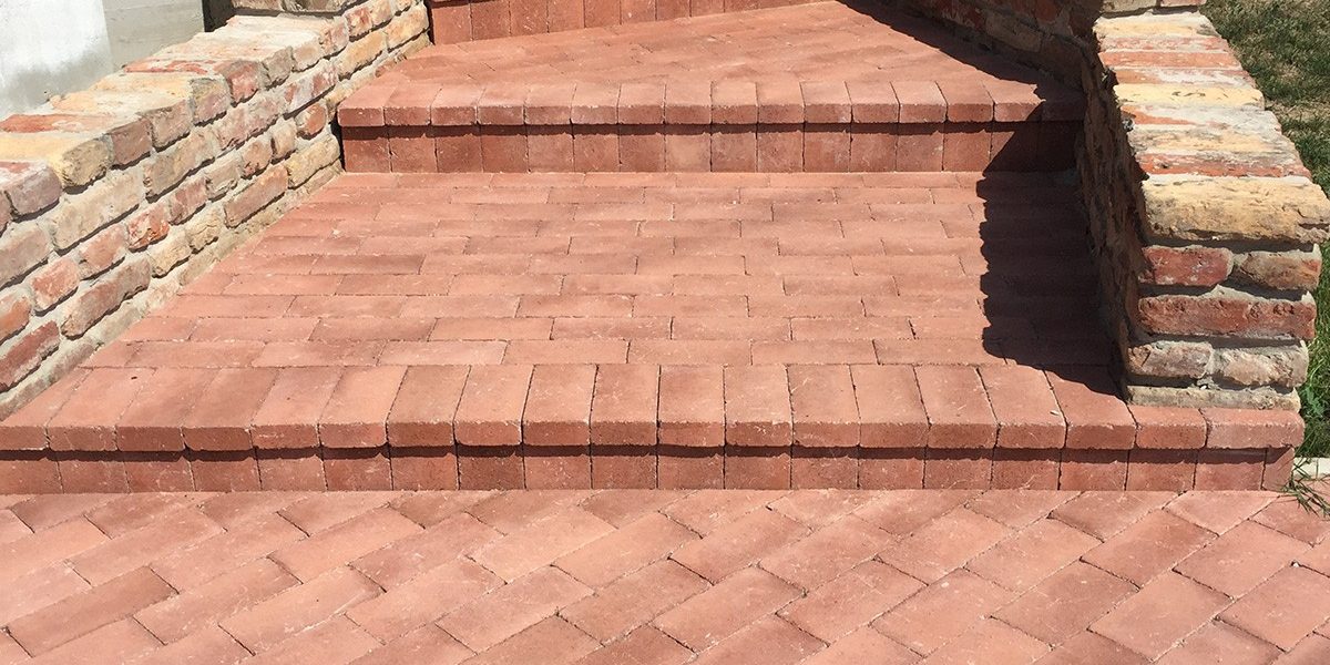 Fuego Antico otučen crvena položen kao opločnik na vanjskoj površini - mediteranski ugođaj antikne opeke u vrtu ili na terasi