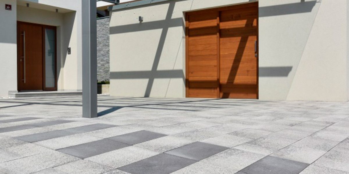 Umbriano granitno siva opločnici položeni na vanjskoj površini - moderna terasa s elegantnom optikom prirodnog granita u sivim tonovima