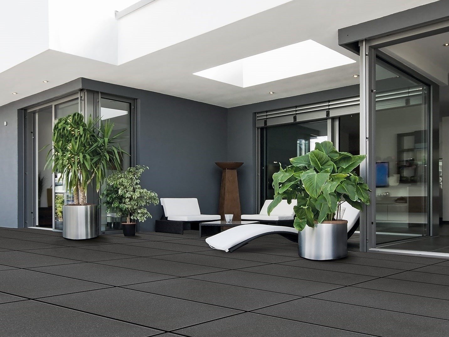 Okućnica popločana Semmelrock pločama i bazenom