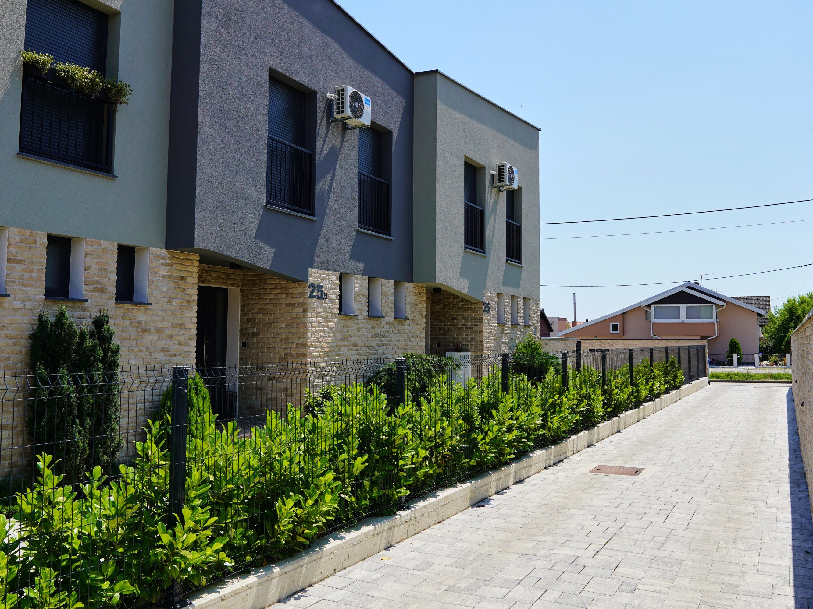 Kuće u nizu Dugo Selo