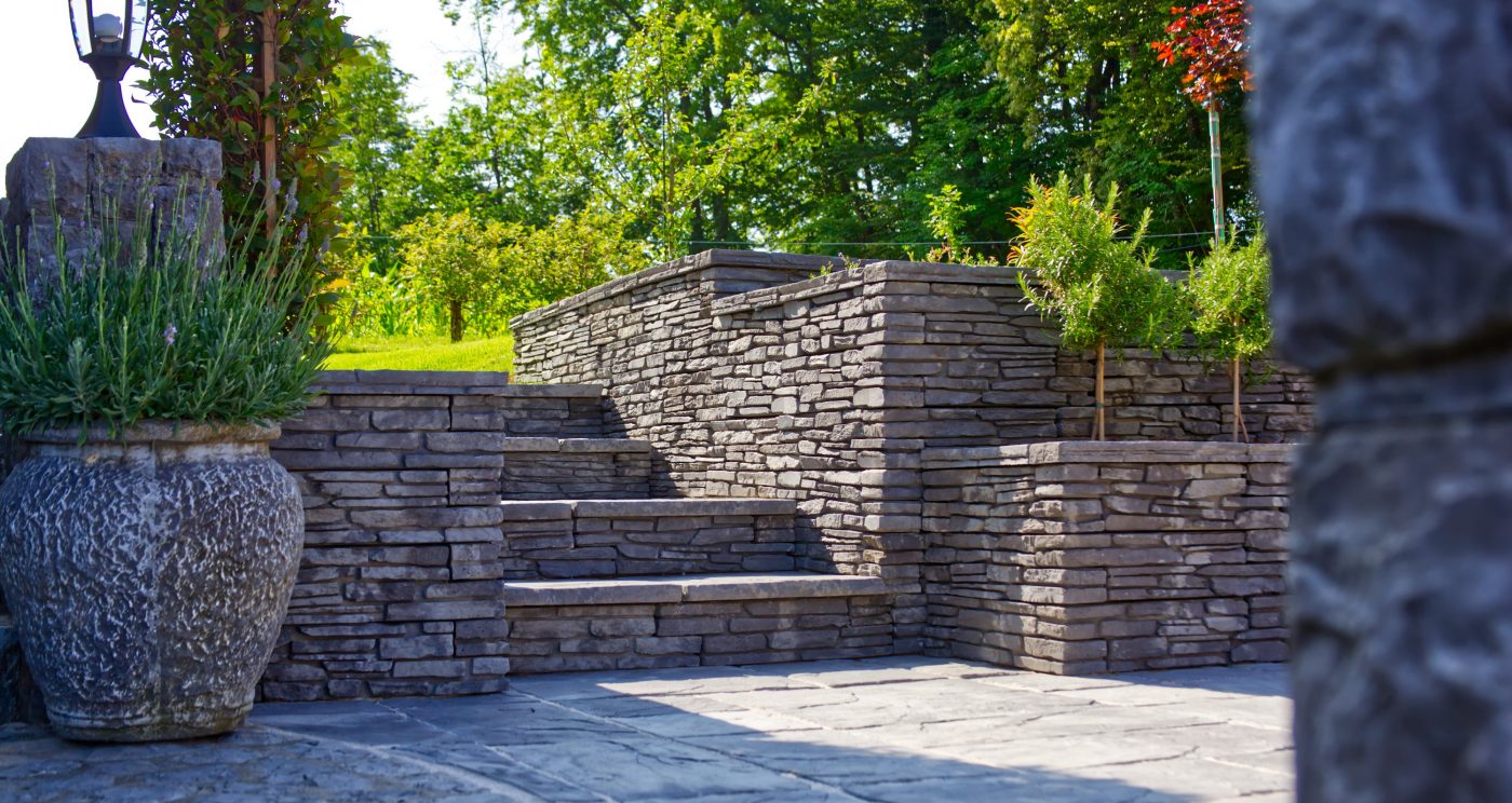 Semmelrock zidovi, stepenice i opločnici za uređenje vrta s terasastim stepenicama i ukrasnim biljem