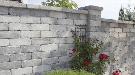 Semmelrock Castello ograda sivo prošarana otučena - detalj površine betonskog zida