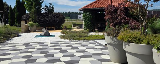 Izložbeni vrt s raznovrsnim opločnicima i sjenicom za odmor