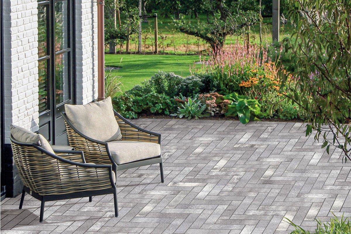 Dvorište popločano Parcetto opločnicima s dvije stolice za odmor