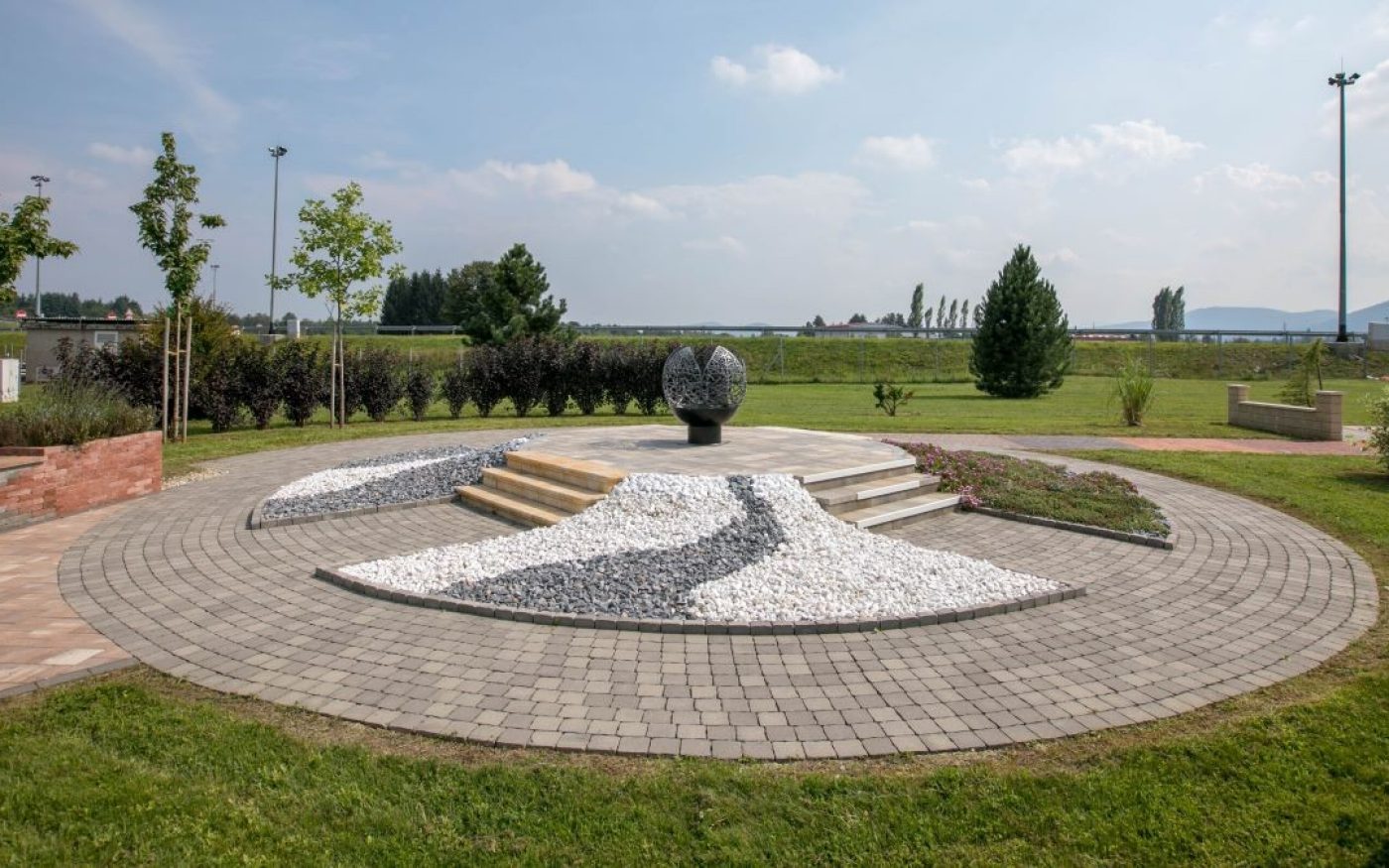 Uređeni izložbeni vrt s terasom i stazama od betonskih opločnika