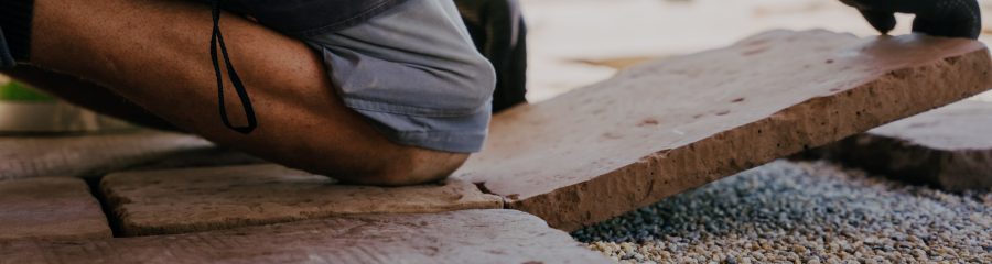 Stručna ugradnja Semmelrock betonskih opločnika i ploča - radnik postavlja opločnike i ploče na vanjskoj površini