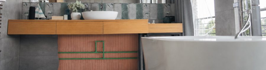Moderna kupaonica s presjekom zida gdje se vide zelene PPR cijevi