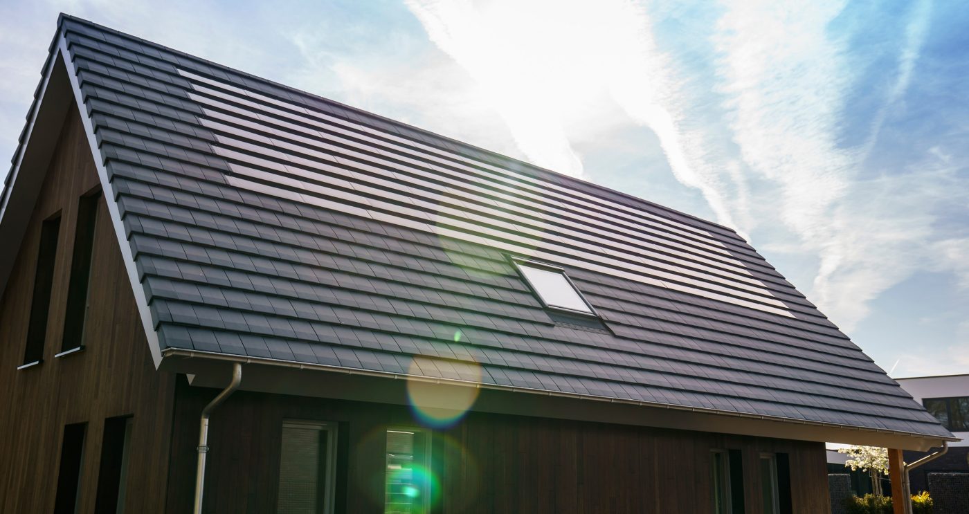 Wevolt X-TIle solarni crijep u kombinaciji s TOndach Planoton 10 crijepom na krovu kuće