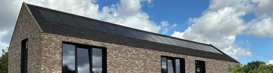 Integrirana konstrukcija Wevolt X-Frame s ugrađenim klasičnim PV modulima na kosom krovu s crijepom
