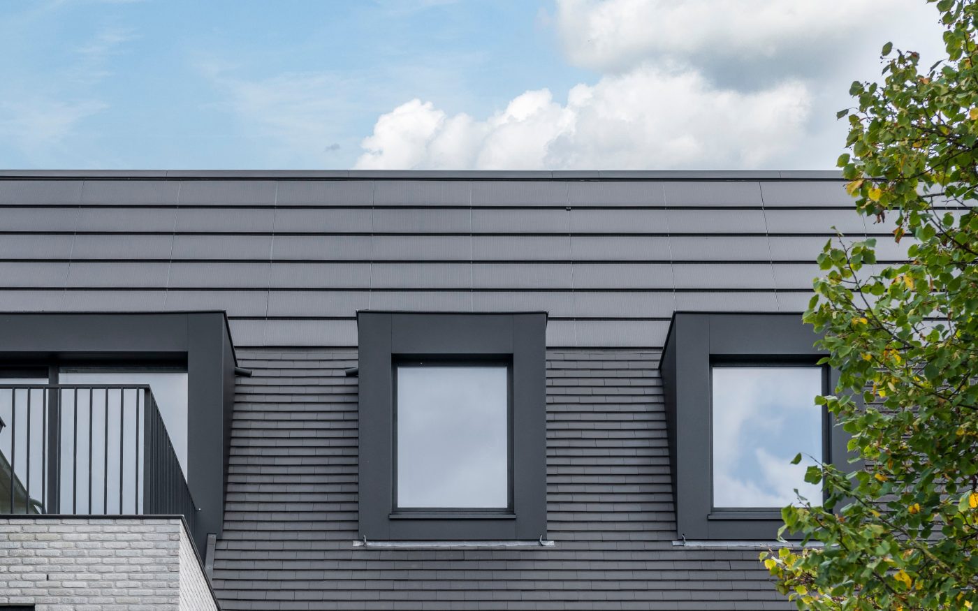 Wevolt X-Roof u ravnini krovne plohe na suvremenoj kući u kompinaciji s drugim pokrovom