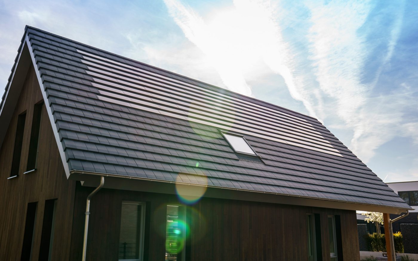 Integrirani fotonaponski modul Wevolt X-Tile na kosom krovu obiteljske kuće