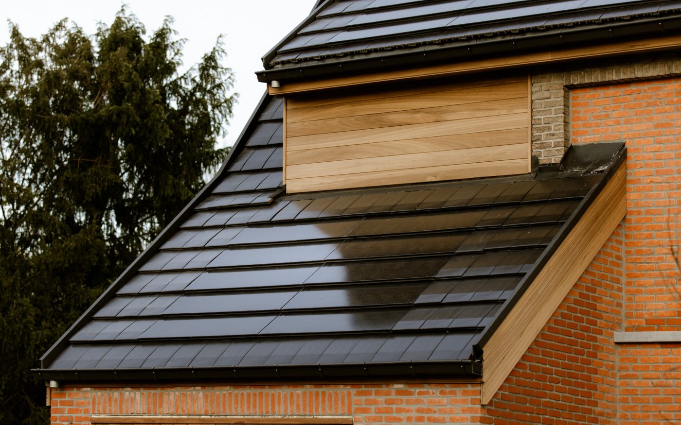 Detalj kosog krova s integriranim fotonaponskim modulima X-Tile