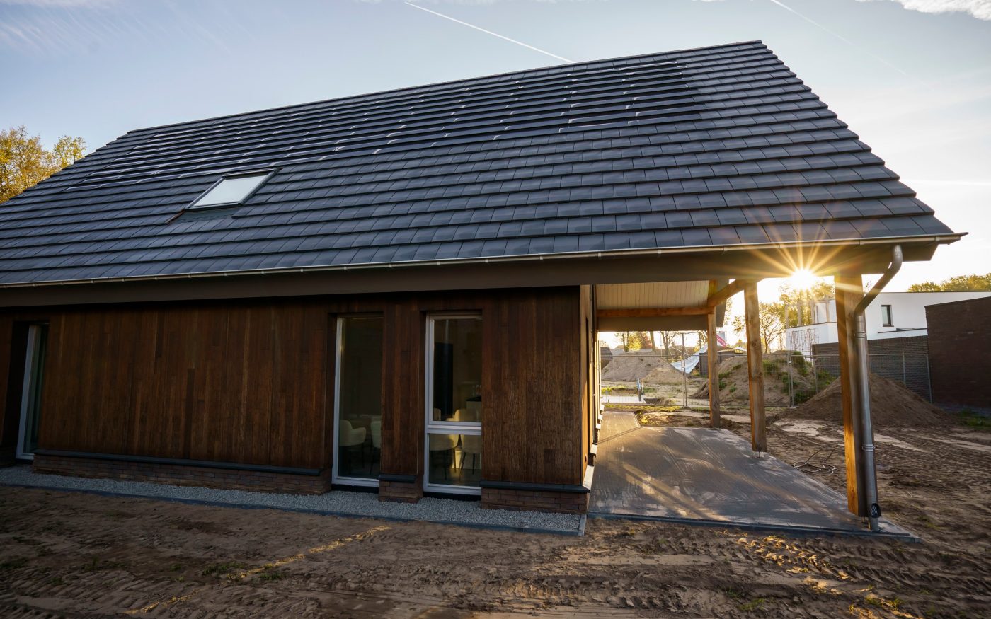 Kosi krov s integriranim solarnim crijepom Wevolt X-Tile u kombinaciji s glinenim pokrovom