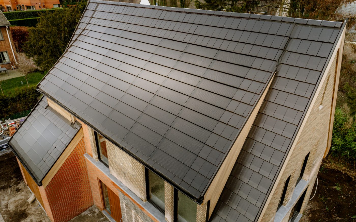 Obiteljska kuća s integriranim BIPV sustavom Wevolt X-Tile na krovu