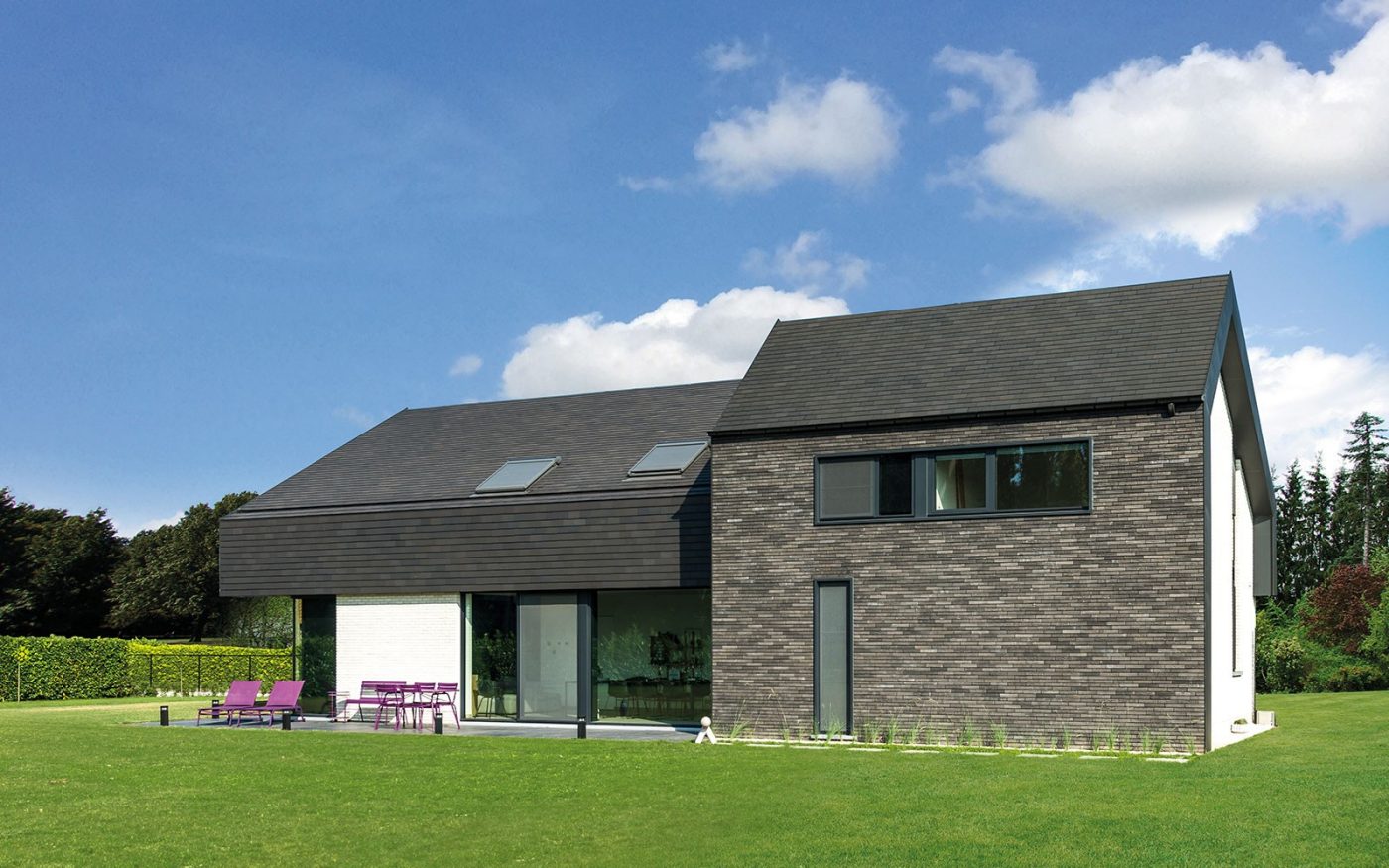 Moderna obiteljska kuća s krovom napravljenim od Tondach Plan 30 Natur Color crijepa