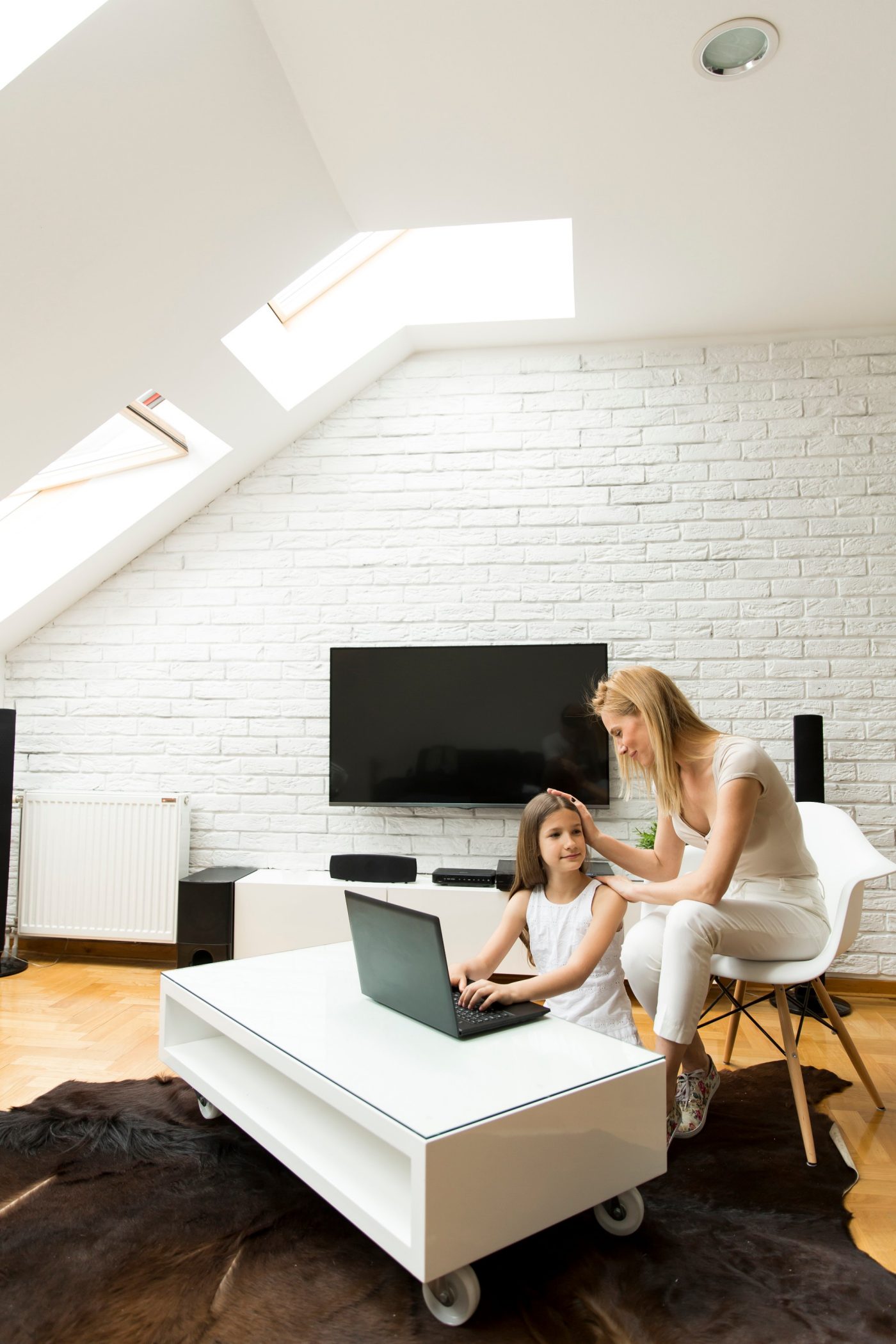 Majka i kćer sjede u domu ispod krovnog prozora