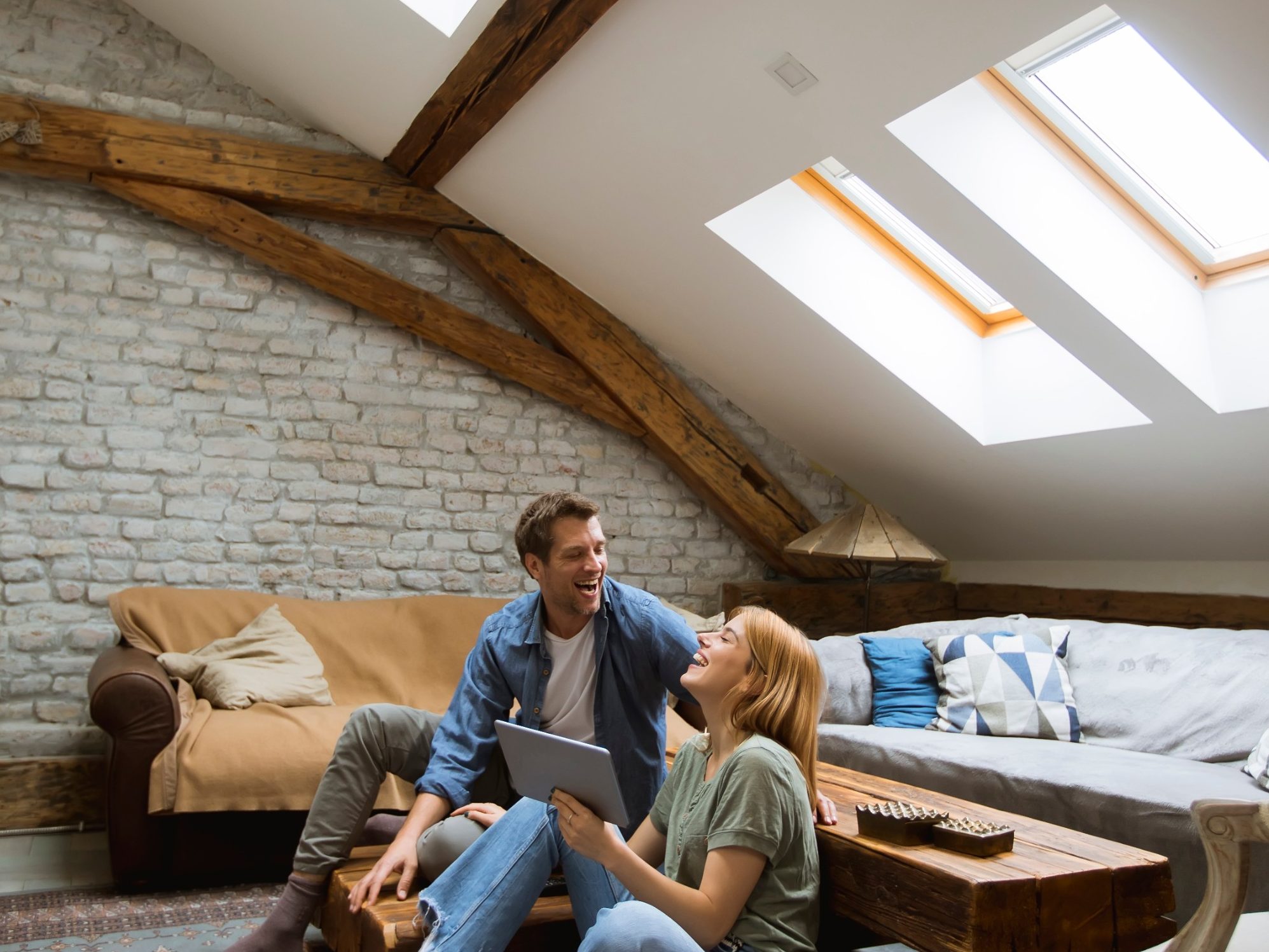 Mladi par koji električno upravlja krovnim prozorom