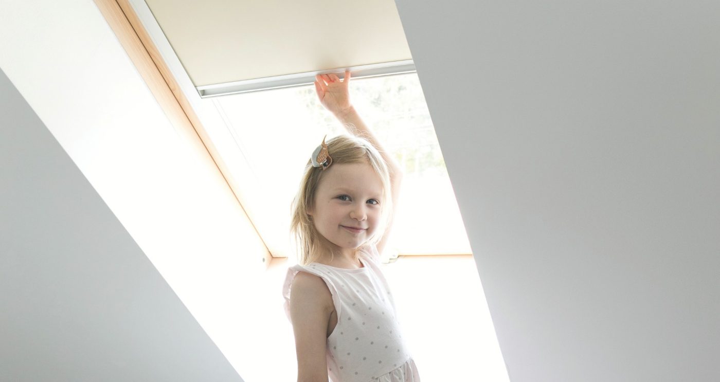 Djevojčica i Tondach krovni prozor s napola spuštenim sjenilom