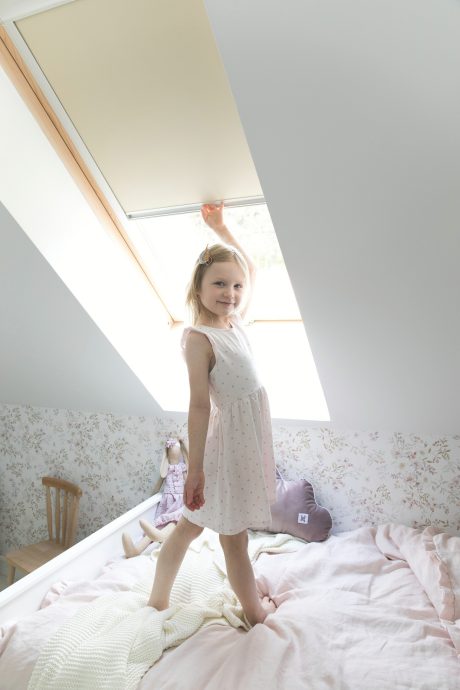 Djevojčica i Tondach krovni prozor s napola spuštenim sjenilom