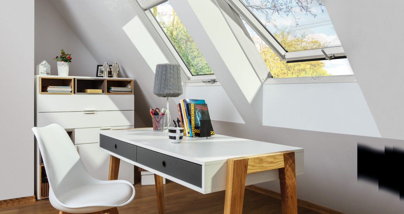 Krovni prozori u radnom prostoru u domu