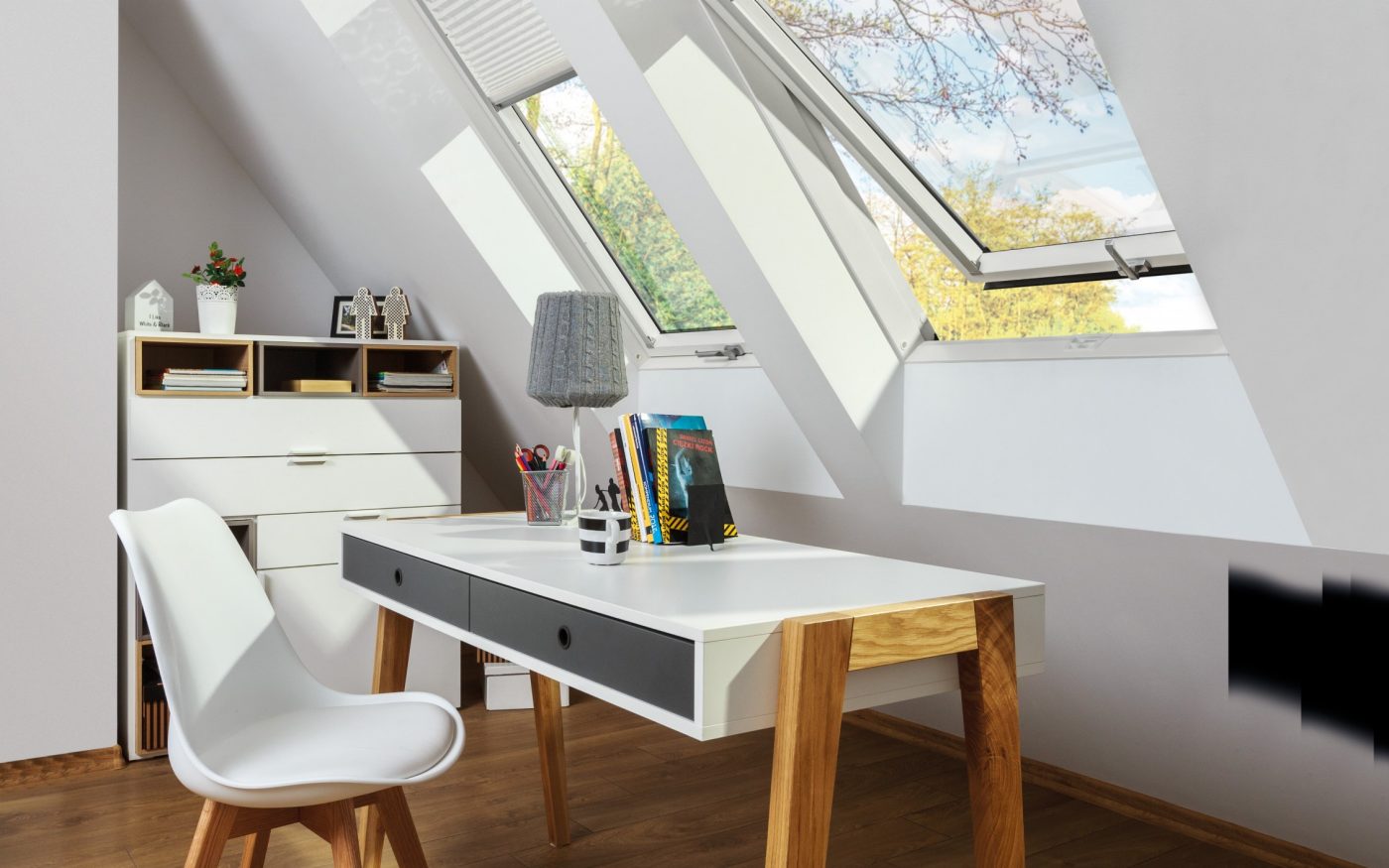 Krovni prozori u radnom prostoru u domu