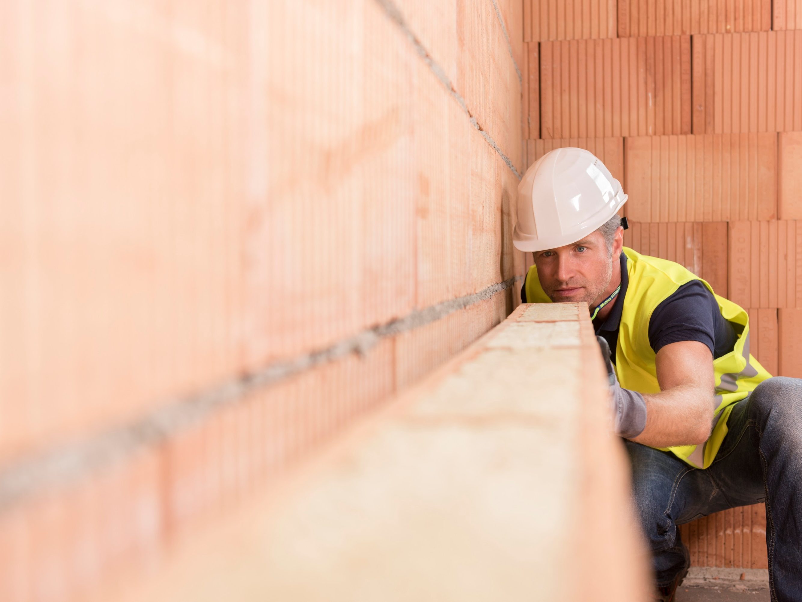 Radnik zida Porotherm opekom na gradilištu obiteljske kuće